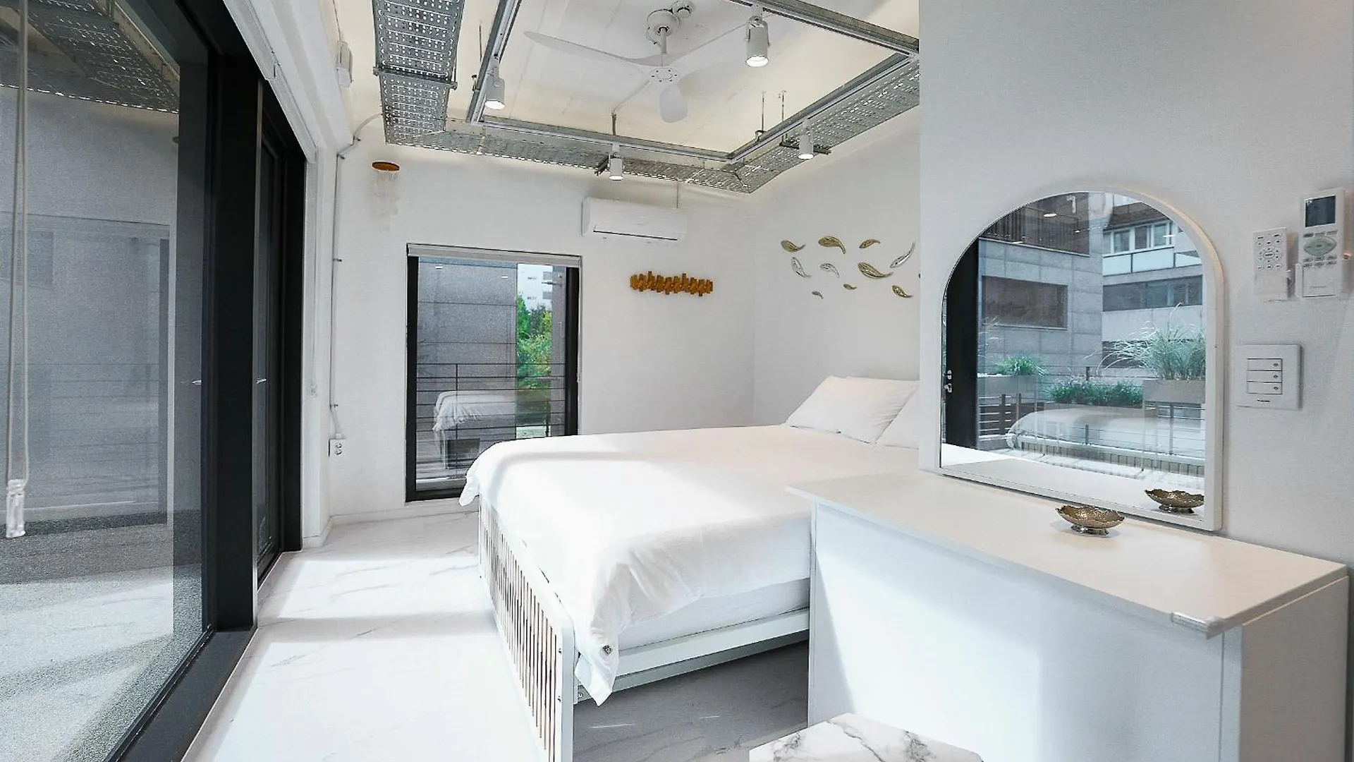 F9 Tailored Service Home Near Hongik Univ Station Seul